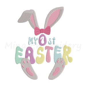 以下が含まれることがあります： リボンタイをしたウサギと「My 1st Easter」の文字が描かれたパステルカラーの刺繍デザインです。