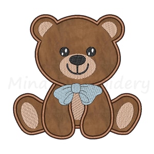 Puede incluir: Un oso de peluche marrón con una pajarita azul. El oso está sentado con las patas delante de él. El oso tiene una sonrisa cosida y ojos negros.
