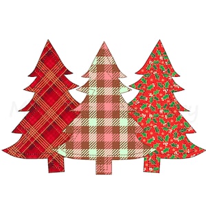 Peut inclure: Trois sapins de Noël avec des motifs différents. L'arbre de gauche a un motif à carreaux rouge et or. L'arbre du milieu a un motif à carreaux brun et rose. L'arbre de droite a un motif floral rouge et vert.
