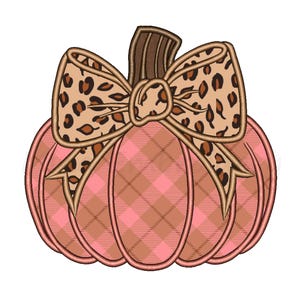 Puede incluir: Una calabaza a cuadros rosa y marrón con un lazo con estampado de leopardo. La calabaza tiene un tallo marrón y está diseñada con un estilo de bordado cosido. El lazo es una característica destacada, que añade un toque decorativo al diseño otoñal.