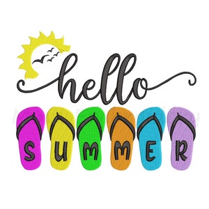 Op de afbeelding: Een kleurrijk zomerontwerp met de tekst "hello summer" en een zon met vogels. Het woord "summer" wordt gespeld met zes kleurrijke slippers.