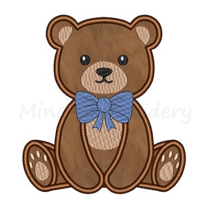 Könnte beinhalten: Ein brauner Teddybär mit einer blauen Schleife sitzt mit seinen Pfoten vor sich.