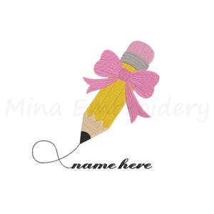 Può includere: Una matita gialla ricamata con una gomma rosa e un grande fiocco rosa legato al centro. Una sottile linea nera si estende dalla punta della matita, formando un cappio e terminando con il testo nero name here in carattere corsivo.