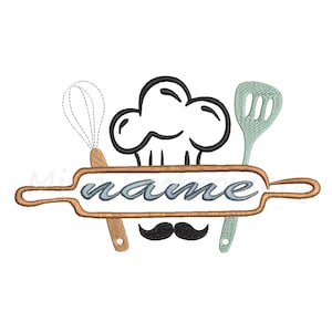 Puede incluir: Un gorro de chef blanco y negro con un rodillo, un batidor y una espátula. El rodillo tiene la palabra "name" escrita en él. El diseño es perfecto para un proyecto de bordado con temática de cocina.
