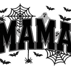 Peut inclure: Un motif de broderie affichant le mot MAMA en lettres capitales noires &eacute;paisses avec un contour gris. Le design est entour&eacute; de motifs brod&eacute;s noirs incluant des toiles d'araign&eacute;e, des araign&eacute;es, des chauves-souris et deux petits fant&ocirc;mes gris.