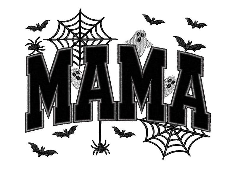 Peut inclure: Un motif de broderie affichant le mot MAMA en lettres capitales noires &eacute;paisses avec un contour gris. Le design est entour&eacute; de motifs brod&eacute;s noirs incluant des toiles d'araign&eacute;e, des araign&eacute;es, des chauves-souris et deux petits fant&ocirc;mes gris.