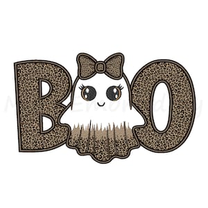 Pode incluir: Um design de bordado com a palavra BOO, onde um fantasma branco substitui a letra O. As letras, o laço e a borda inferior do fantasma apresentam um padrão de leopardo castanho e preto. O fantasma tem olhos pretos grandes e um sorriso.