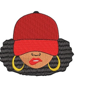 Puede incluir: Dise&ntilde;o bordado de una mujer con cabello casta&ntilde;o oscuro, usando una gorra de b&eacute;isbol roja y grandes aros de oro.
