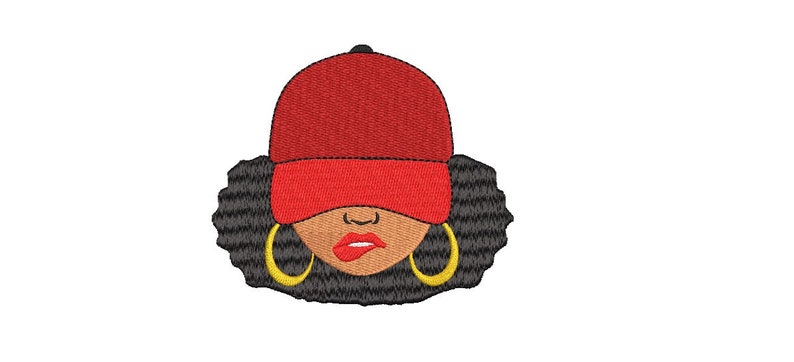 Puede incluir: Dise&ntilde;o bordado de una mujer con cabello casta&ntilde;o oscuro, usando una gorra de b&eacute;isbol roja y grandes aros de oro.