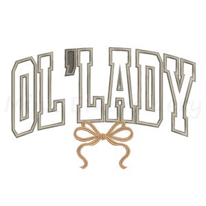 Puede incluir: Un diseño de bordado que presenta el texto OL' LADY en una fuente universitaria blanca con un contorno gris, dispuesto en forma de arco. Debajo del texto hay una ilustración de líneas de color beige de un lazo decorativo con cintas.