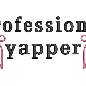 K&ouml;nnte beinhalten: Schwarzer Text mit den Worten "professional yapper" mit zwei rosa Schleifen auf jeder Seite des Wortes "yapper".