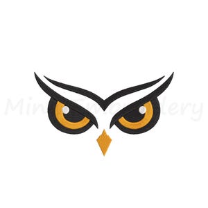 Puede incluir: Un diseño bordado que presenta un par de ojos de búho estilizados con contornos negros, iris de color amarillo brillante y pequeños reflejos blancos. Un pico amarillo triangular y afilado se sitúa justo debajo de los ojos. Diseño limpio y gráfico.