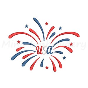 Puede incluir: Un diseño de bordado que presenta el texto USA en el centro, rodeado de estallidos de fuegos artificiales estilizados en rojo y azul y pequeñas estrellas rojas y azules. Las letras están en una fuente cursiva con hilos rojo, blanco y azul.