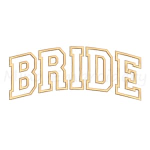 Könnte beinhalten: Das Wort BRIDE ist in einer weißen Blockschrift im College-Stil mit einer dicken, hellbraunen Umrandung dargestellt. Die Buchstaben sind in einem leichten Bogen nach oben angeordnet und bilden ein klares, kräftiges Design auf weißem Grund.