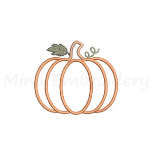 Può includere: Un disegno da ricamo di una zucca delineata con filo arancione. La zucca presenta una singola foglia verde sul lato sinistro e un piccolo viticcio verde sul lato destro. Il testo Mina Embroidery è visibile sullo sfondo.