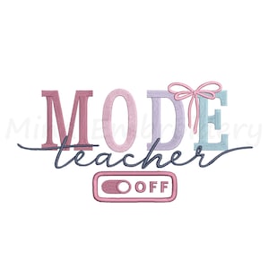 Puede incluir: Diseño bordado con las palabras "MODE teacher OFF". La palabra "MODE" está en rosa, lavanda y azul, con un lazo rosa en la letra "E". La palabra "teacher" está en cursiva. Un interruptor rosa con la palabra "OFF" está en la parte inferior.
