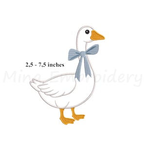 Puede incluir: Un diseño de bordado de un ganso blanco con pico y patas naranjas, que lleva un lazo azul claro alrededor del cuello. El texto 2,5 - 7,5 inches es visible junto al ganso, indicando el rango de tamaños disponible para este patrón de bordado.