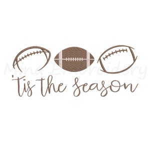 Pode incluir: Um design de bordado com três bolas de futebol americano castanhas dispostas horizontalmente sobre o texto cursivo castanho 'tis the season. As duas bolas exteriores estão delineadas, enquanto a central está preenchida com pontos castanhos e brancos.
