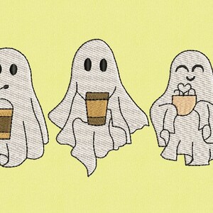 Op de afbeelding: Drie cartoon-geesten op een rij, elk met een ander drankje. De geest links houdt een kop koffie met een rietje vast. De geest in het midden houdt een kop koffie vast. De geest rechts houdt een kop warme chocolademelk met marshmallows vast.