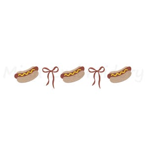 Peut inclure: Un motif de broderie présentant une séquence horizontale répétée de trois hot-dogs marron dans des pains beiges avec des lignes de moutarde jaune, séparés par deux fins nœuds rouges. Les éléments sont alignés sur un fond blanc uni.