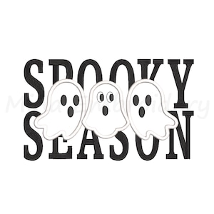 Könnte beinhalten: Ein Stickdesign mit dem schwarzen Text SPOOKY SEASON in einer fetten Serifenschrift. Drei weiße Geisterfiguren mit schwarzen Augen und offenen Mündern sind über den Text gelegt, wobei jede mit einem dünnen weißen Rand versehen ist.