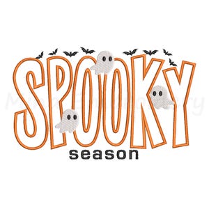 Może przedstawiać: Wzór haftu przedstawiający słowo SPOOKY dużymi literami z pomarańczowym konturem, z trzema małymi białymi duchami umieszczonymi wewnątrz i nad tekstem, w towarzystwie kilku małych czarnych nietoperzy oraz słowa season zapisanego czarnymi małymi literami.