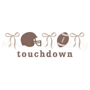Könnte beinhalten: Ein Stickmuster mit einem braunen Footballhelm, einem braunen Football und drei hellbraunen Schleifen in einer Reihe. Unter den Symbolen steht das Wort touchdown in braunen, kleingeschriebenen Buchstaben mit Serifen auf weißem Grund.