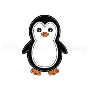 Op de afbeelding: Een geborduurde patch met een gestileerde pinguïn met een zwart lichaam, een witte borst en een wit gezicht. De pinguïn heeft twee zwarte ogen, een oranje snavel en twee oranje zwemvliezen. Het ontwerp is omlijnd met zwart garen en een witte rand.
