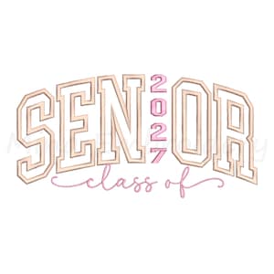Op de afbeelding: Een lichtbeige en roze ontwerp met het woord "SENIOR" in een boog bovenaan, het jaar "2027" verticaal gestapeld en de woorden "class of" in cursief eronder. Het ontwerp staat op een witte achtergrond.