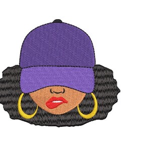 Puede incluir: Dise&ntilde;o bordado de la cara de una mujer con una gorra de b&eacute;isbol morada, cabello negro, labios rojos y aretes de aro dorados.