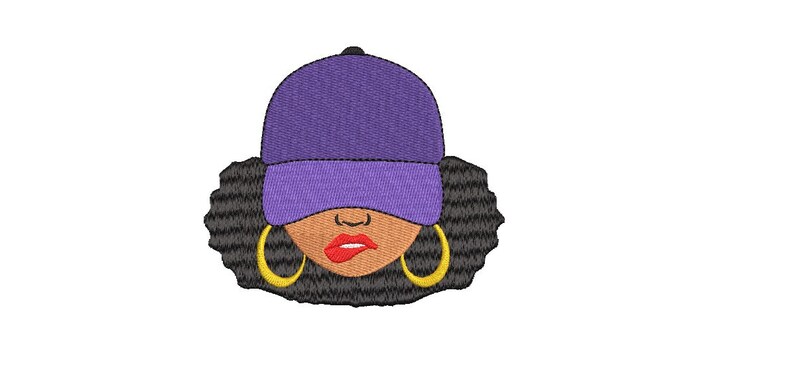 Puede incluir: Dise&ntilde;o bordado de la cara de una mujer con una gorra de b&eacute;isbol morada, cabello negro, labios rojos y aretes de aro dorados.