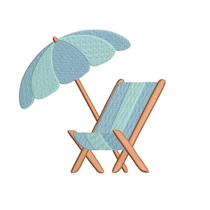 Op de afbeelding: Geborduurd ontwerp van een strandsc&egrave;ne met een blauw-groen gestreepte strandstoel en een bijpassende parasol. De stoel en parasol hebben houten frames, perfect voor de zomer.