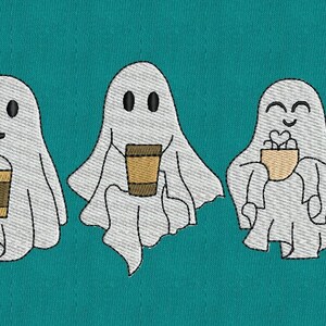 Op de afbeelding: Drie witte geesten met vriendelijke gezichten houden drankjes vast. De geest links houdt een bruine en witte ijskoffie vast. De geest in het midden houdt een bruine en witte koffiebeker vast. De geest rechts houdt een bruine en witte mok met witte marshmallows vast.