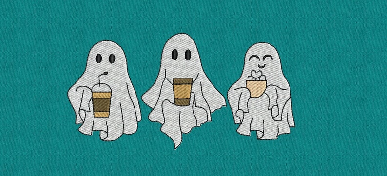 Op de afbeelding: Drie witte geesten met vriendelijke gezichten houden drankjes vast. De geest links houdt een bruine en witte ijskoffie vast. De geest in het midden houdt een bruine en witte koffiebeker vast. De geest rechts houdt een bruine en witte mok met witte marshmallows vast.