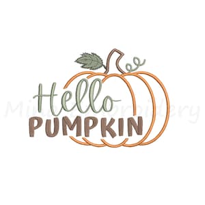 Peut inclure: Un motif de broderie représentant une citrouille au contour orange avec une feuille et une tige vertes. Le texte Hello est brodé en police cursive vert sauge, tandis que le mot PUMPKIN est brodé en police bloc marron sous la citrouille.