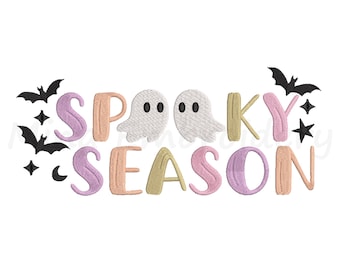 Pode incluir: Um design de bordado com o texto "SPOOKY SEASON" em letras rosa pastel, lavanda e amarelo. Duas figuras de fantasmas brancos com olhos pretos substituem a letra O. O design inclui morcegos, estrelas e uma lua crescente pretos.