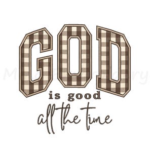 Peut inclure: Un motif de broderie présentant le mot GOD en grandes lettres majuscules avec un motif à carreaux vichy marron et blanc. En dessous, le texte is good all the time est écrit dans une police cursive marron plus petite avec un effet de contour.
