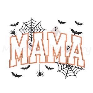 Peut inclure: Un motif de broderie affichant le mot MAMA en grandes lettres blanches avec des contours orange. Le design comprend des toiles d'araign&eacute;es noires, des araign&eacute;es et des chauves-souris, ainsi que de petits fant&ocirc;mes blancs autour des lettres.