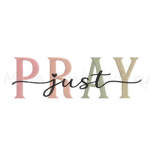 Op de afbeelding: Een borduurontwerp met het woord PRAY in grote blokletters met een gestructureerd stiksel. De letters P en R zijn oudroze, terwijl A en Y saliegroen zijn. Het woord just is geschreven in een zwart cursief handschrift.