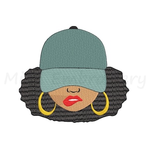 以下が含まれることがあります： 大きなフープイヤリング、赤い唇、薄いブルーの野球帽をかぶった女性の顔の刺繍デザインです。