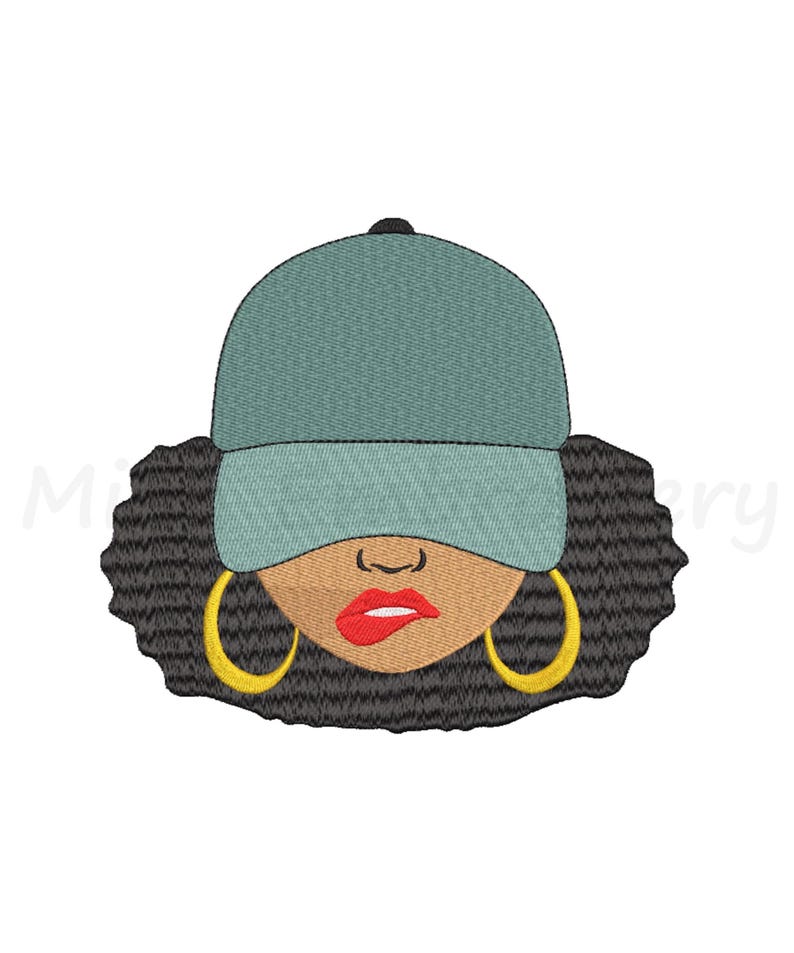 Puede incluir: Un dise&ntilde;o bordado de la cara de una mujer con grandes pendientes de aro, labios rojos y una gorra de b&eacute;isbol azul claro.