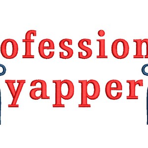 K&ouml;nnte beinhalten: Roter Text lautet "professional yapper" mit zwei blauen Schleifen auf jeder Seite des Textes.