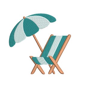 Op de afbeelding: Een geborduurd ontwerp van een strandsc&egrave;ne met een turquoise en wit gestreepte strandstoel en bijpassende parasol. De parasol is open en de stoel staat in een achteroverleunende positie, wat ontspanning en vrije tijd suggereert.