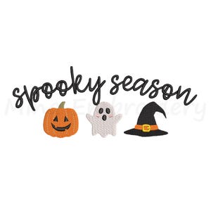 Pode incluir: Um design de bordado apresentando o texto cursivo preto "spooky season" posicionado acima de três ícones: uma abóbora laranja com um caule verde, um fantasma branco com um rosto simples e um chapéu de bruxa preto com uma faixa laranja e fivela amarela.