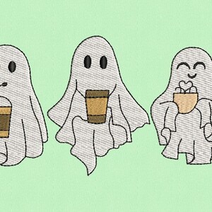 Op de afbeelding: Drie witte geesten met zwarte ogen en monden, elk met een ander drankje. De geest links houdt een bruine en witte ijskoffie met een rietje vast. De geest in het midden houdt een bruine en witte koffiebeker vast. De geest rechts houdt een bruine en witte beker met een hartvormig ontwerp vast.