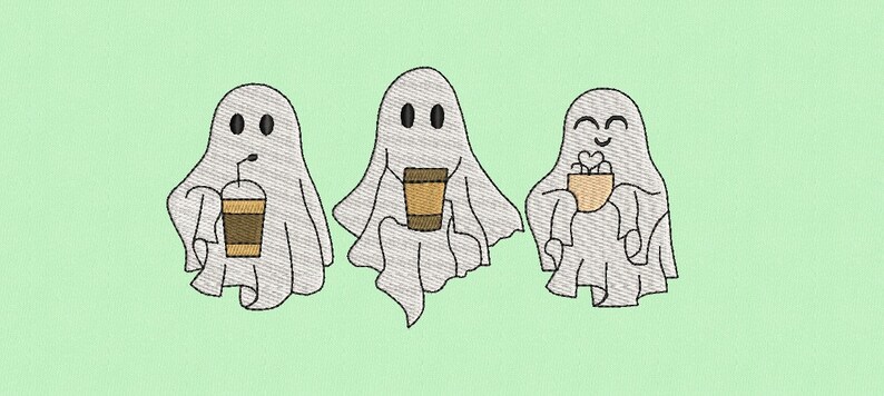 Op de afbeelding: Drie witte geesten met zwarte ogen en monden, elk met een ander drankje. De geest links houdt een bruine en witte ijskoffie met een rietje vast. De geest in het midden houdt een bruine en witte koffiebeker vast. De geest rechts houdt een bruine en witte beker met een hartvormig ontwerp vast.