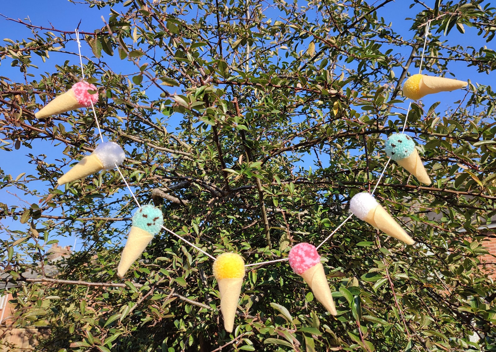 GLOREX Pompom-Girlande – Bunte Pompons Auf 1 M Weißem Band – Perfekt Zum Basteln, Dekorieren Und Verschenken