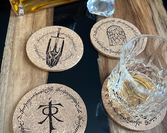 Porta-copos de cortiça gravados 10 cm – Conjunto de 4 | Designs de O Senhor dos Anéis e Tolkien | Acessório ecológico e presente de fantasia geek