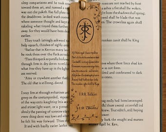 Tolkien-Lesezeichen aus Holz | Gravierte Zitate und Symbole | Handgefertigtes Geschenk für Fantasy-Leser