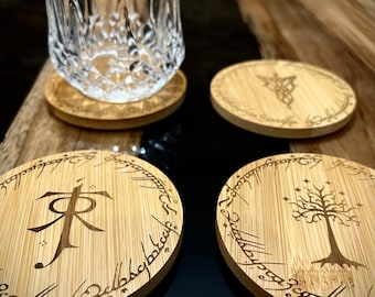 Sagan om ringen graverade träunderlägg – set med 4 i bambu | Tolkien-design, Gondors träd, alviska runor | Fantasypresent